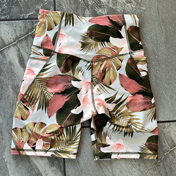 🤍 Bike Shorts Bundled Lot 4 pair size small / medium - Picture 2 of 11